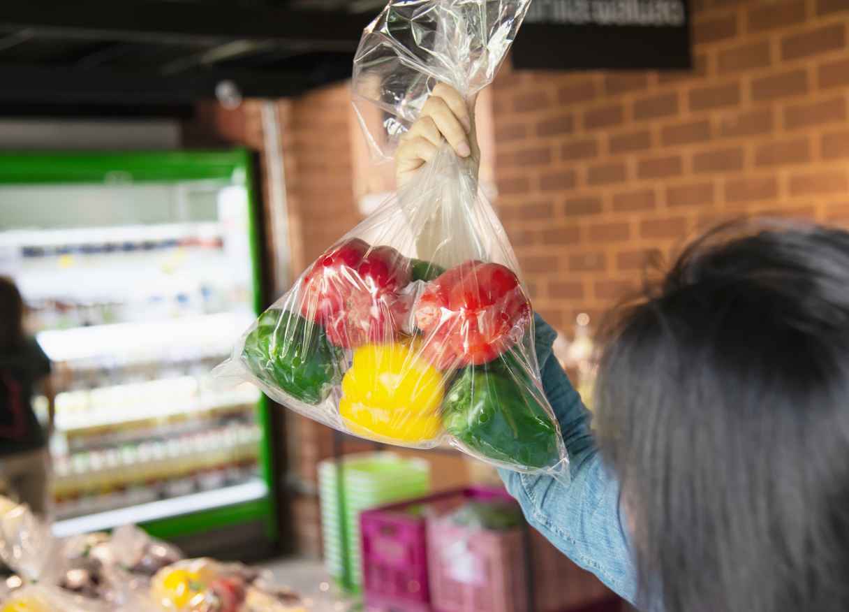 Produk dengan kualitas yang baik tentu menjadi prioritas, tetapi kemasan juga memiliki peran besar dalam menciptakan kesan pertama. Bagi pelaku usaha yang ingin meningkatkan nilai jual produknya, menggunakan kemasan retail Bandung yang menarik